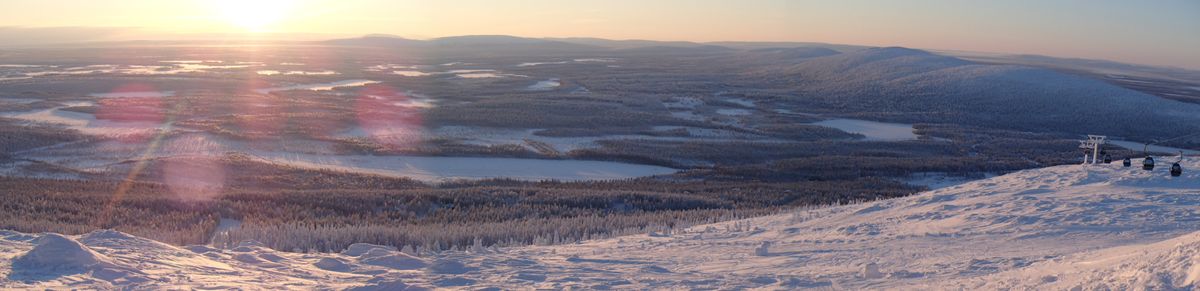 Uitzicht vanaf de piste op de bergen en bevroren meren van Fins Lapland (Finland, Sirkka)