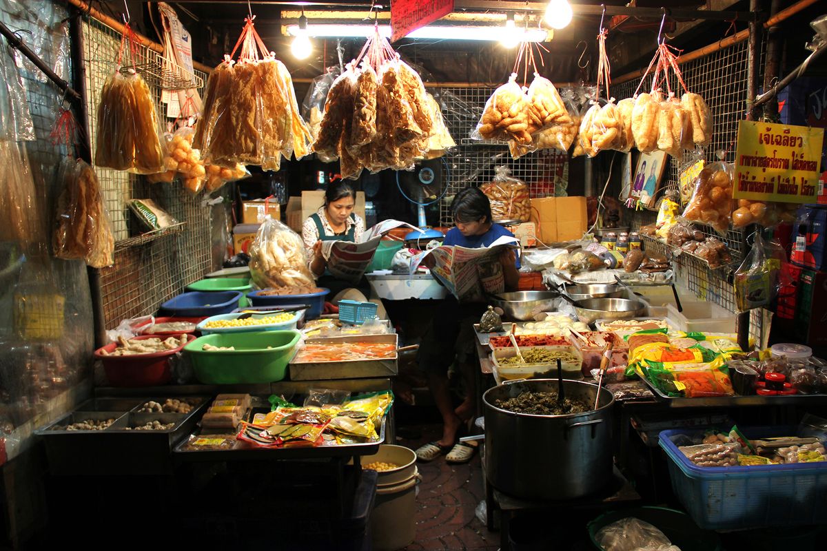 Twee mensen genieten nog even van de rust voordat de drukte van de nightmarket los zal barsten. 