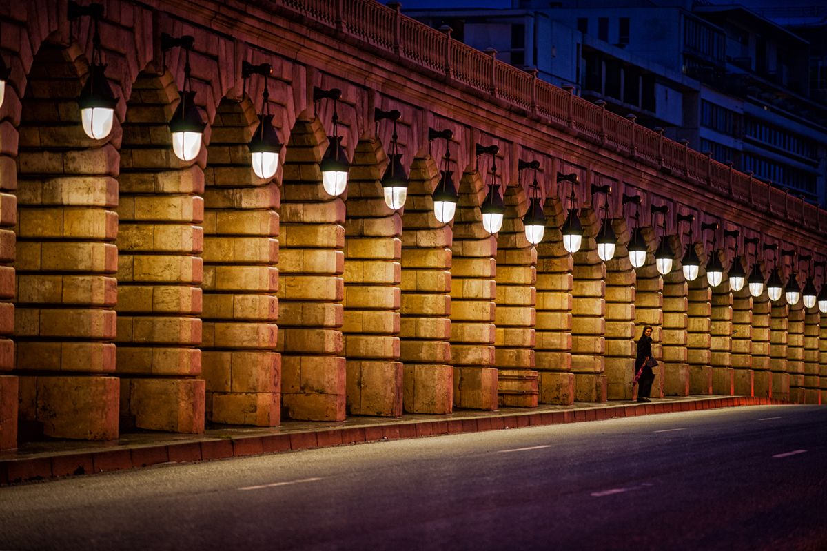 Paris à l'aube en Janvier une femme seule regarde avant de traverser le boulevard de Bercy, Paris