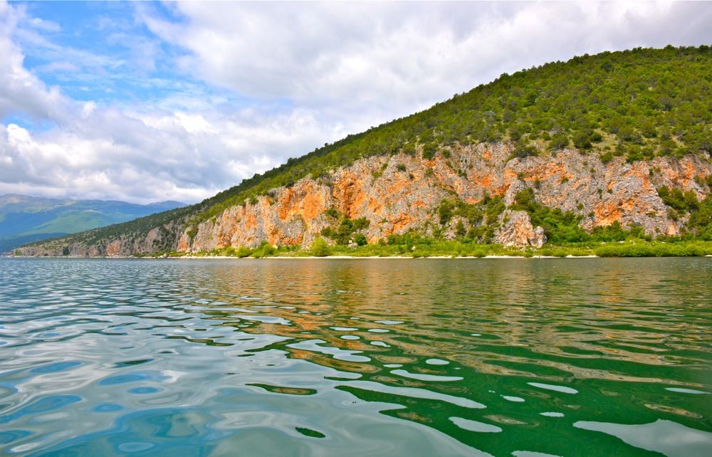 Op een boot op het Prespameer in Macedonië.