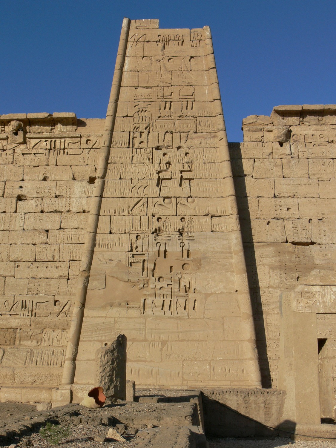 Medinet_Habu