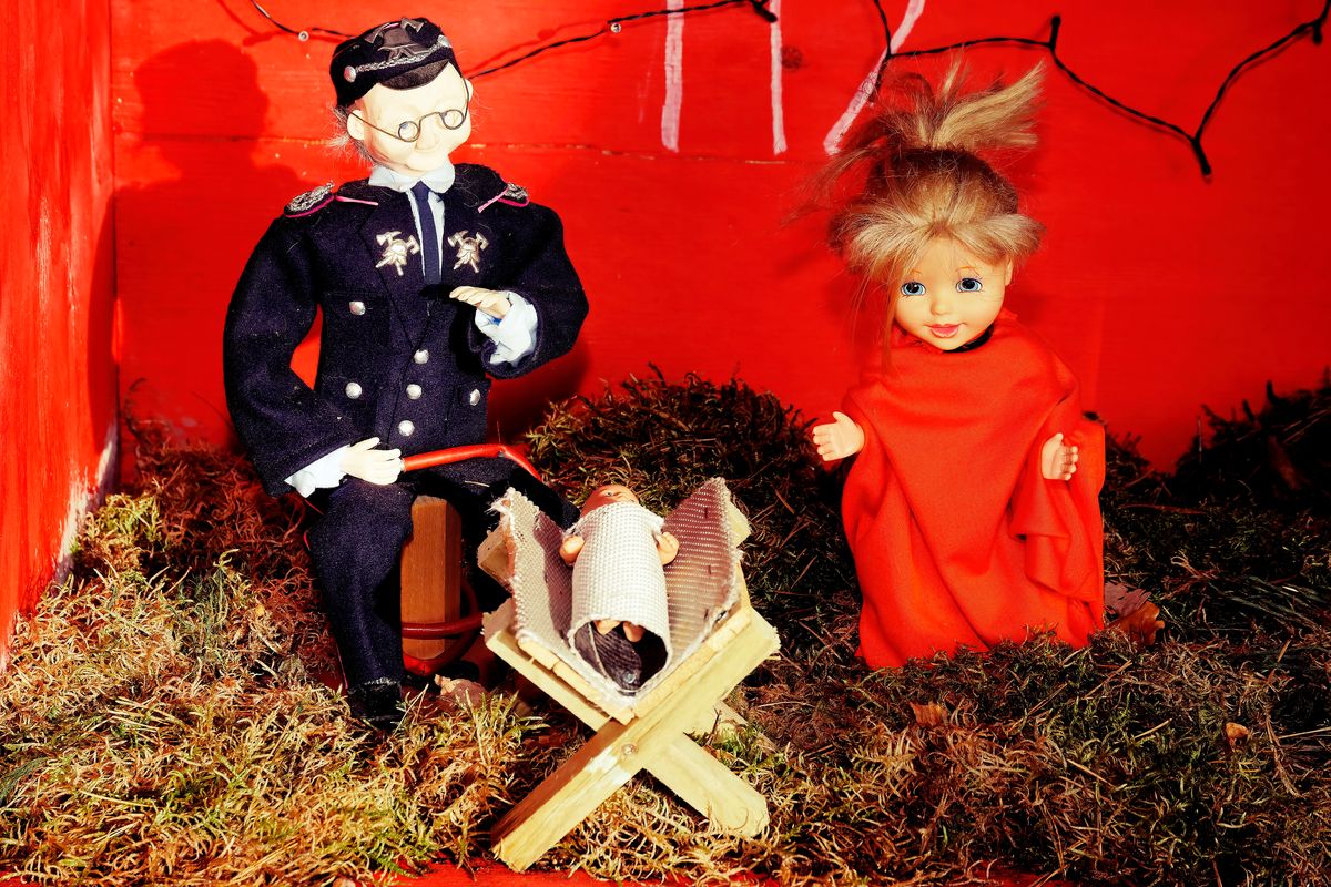 Das Jesuskind mit Maria und Josef, aufgenommen in Krippenweg in Schapen. Diese Interpretationen der Krippen Geschichte wurde von der Jugendfeuerwehr in Schapen aufgebaut.